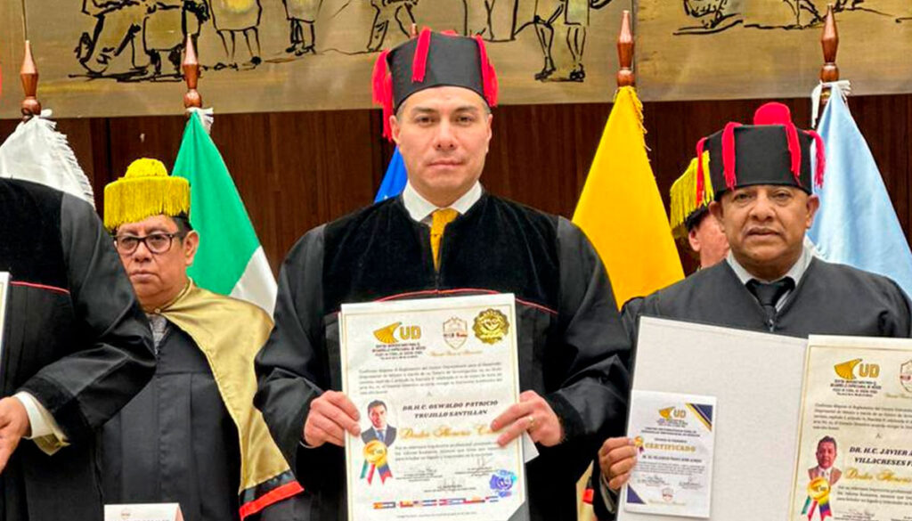 Abogado ecuatoriano recibe doctorado Honoris Causa de universidad de México OSWALDO TRUJILLO